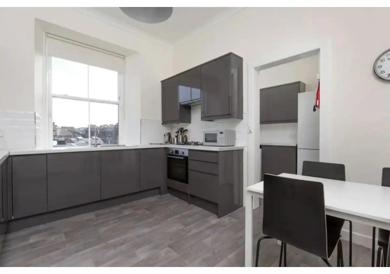 Joivy Spacious 3-Bed Flat With Castle Views Apartment Edinburgh
