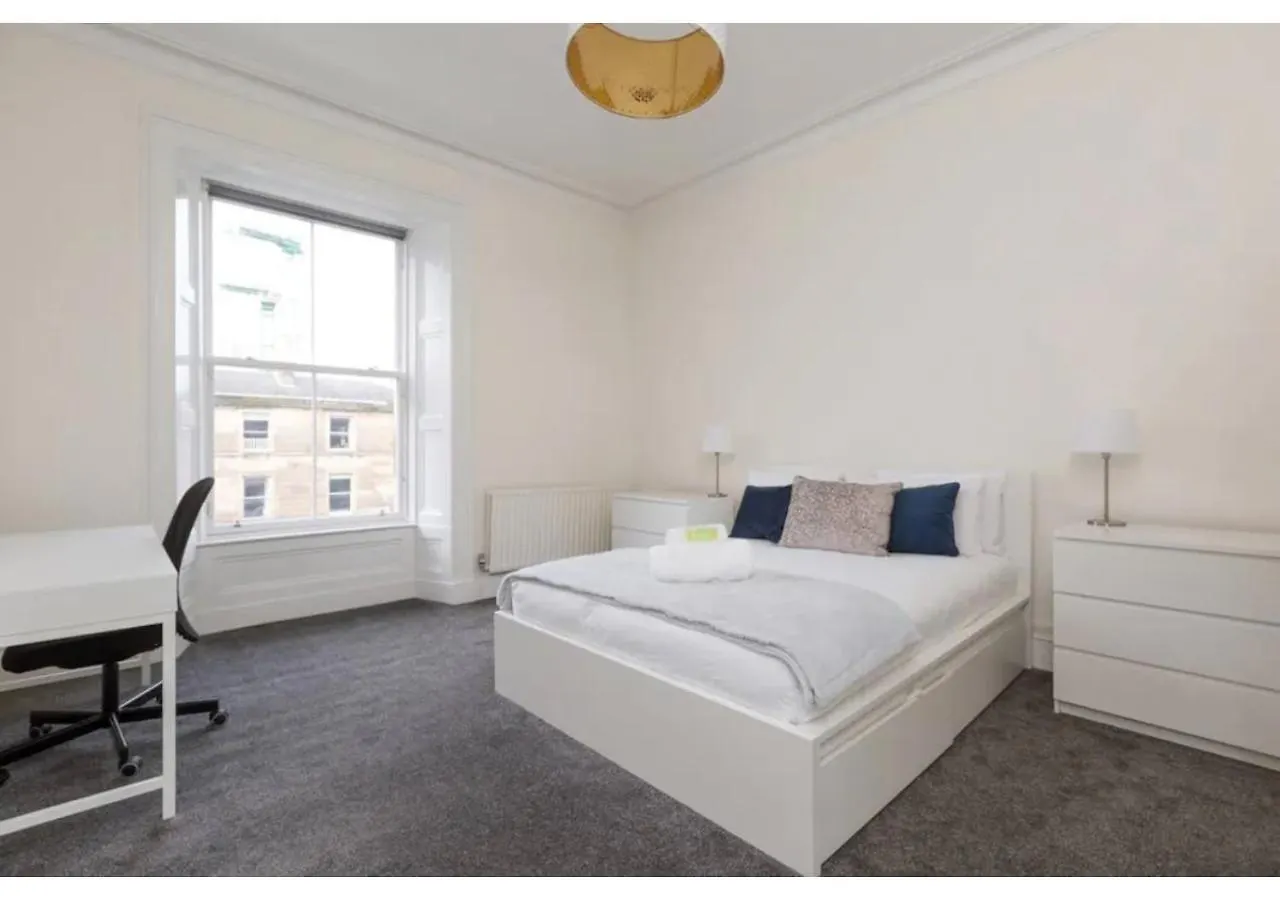 Joivy Spacious 3-Bed Flat With Castle Views Apartment Edinburgh