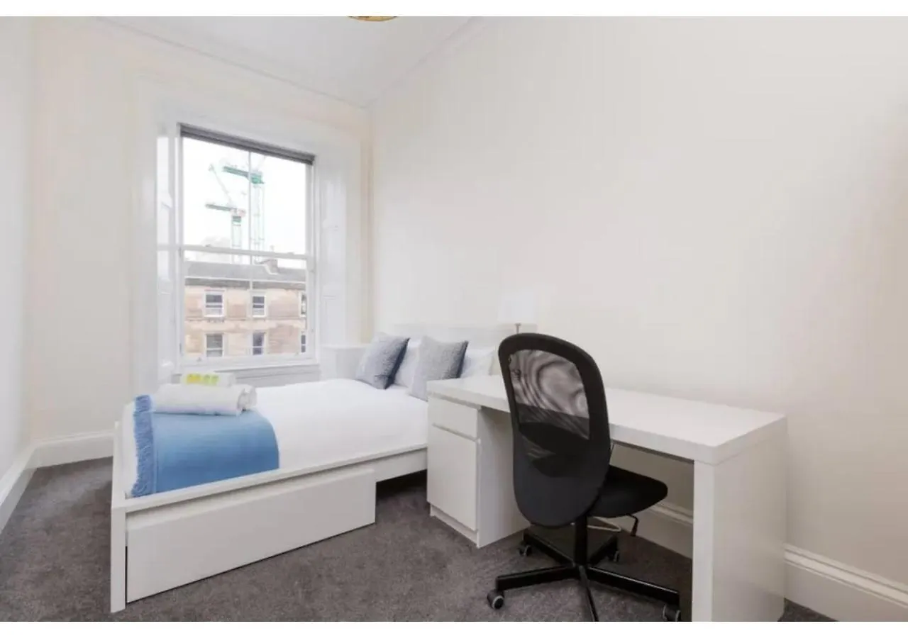 Joivy Spacious 3-Bed Flat With Castle Views Apartment Edinburgh