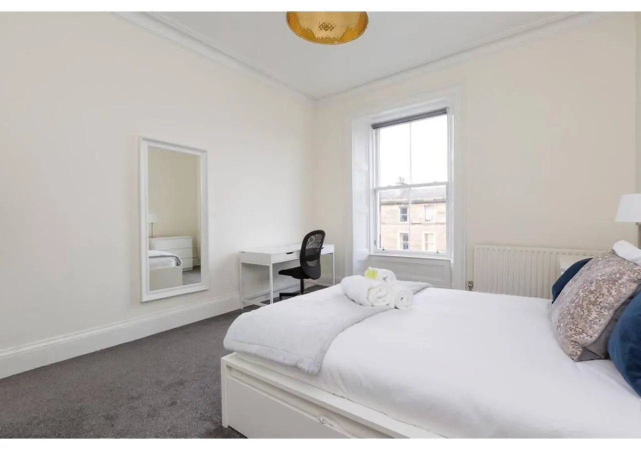 Joivy Spacious 3-Bed Flat With Castle Views Apartment Edinburgh 0*,  United Kingdom