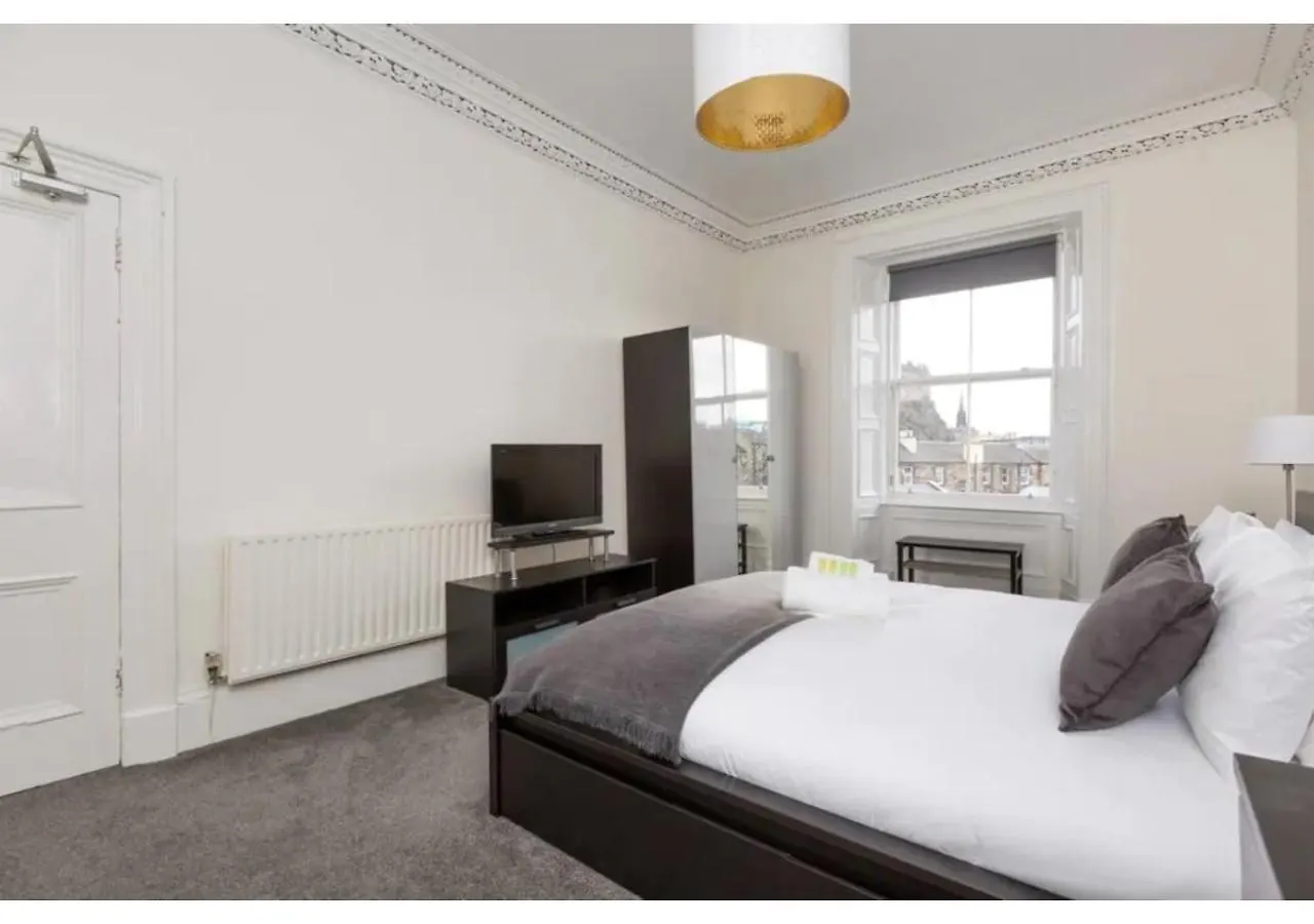 Joivy Spacious 3-Bed Flat With Castle Views Apartment Edinburgh 0*,  United Kingdom