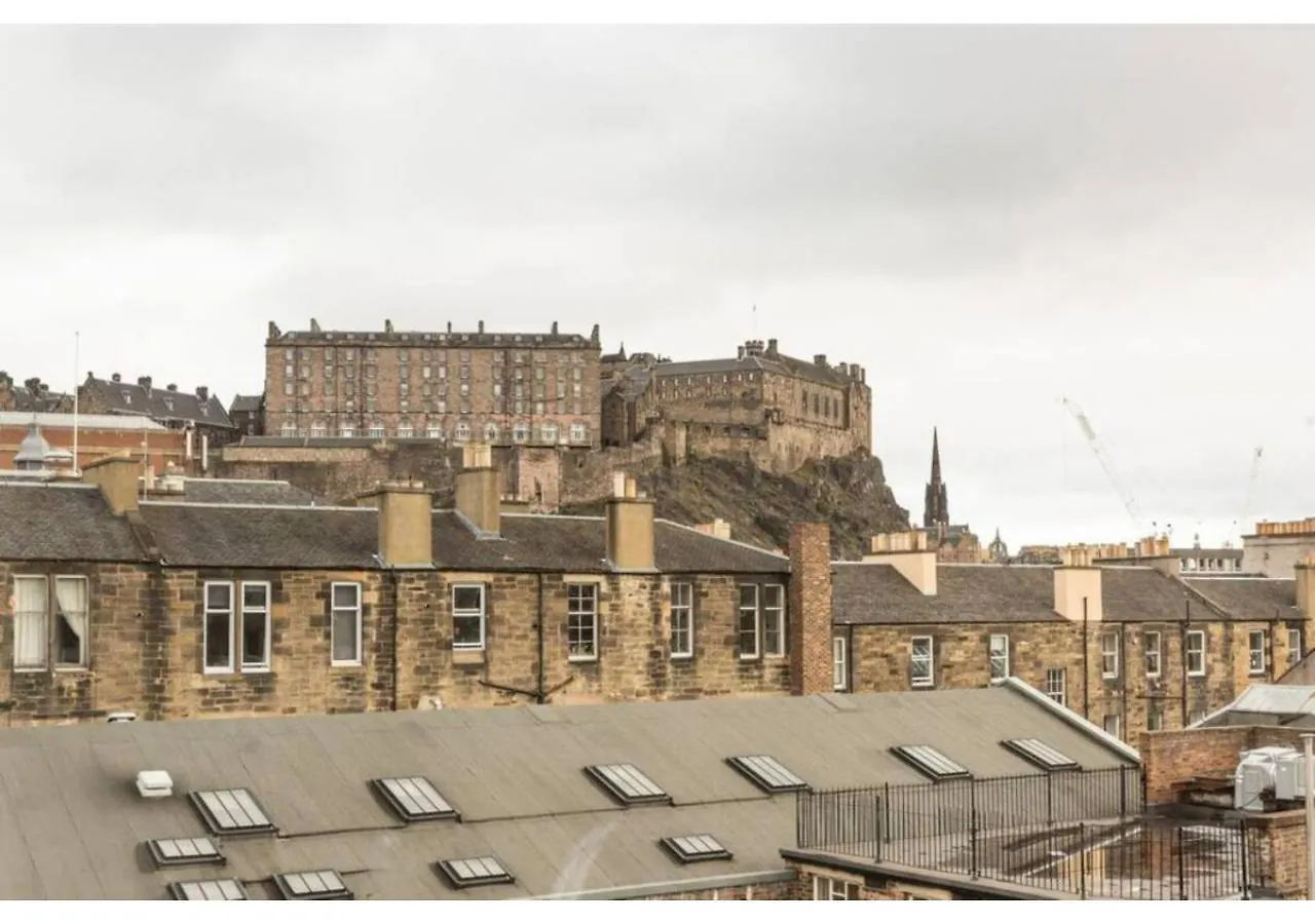 Joivy Spacious 3-Bed Flat With Castle Views Apartment Edinburgh