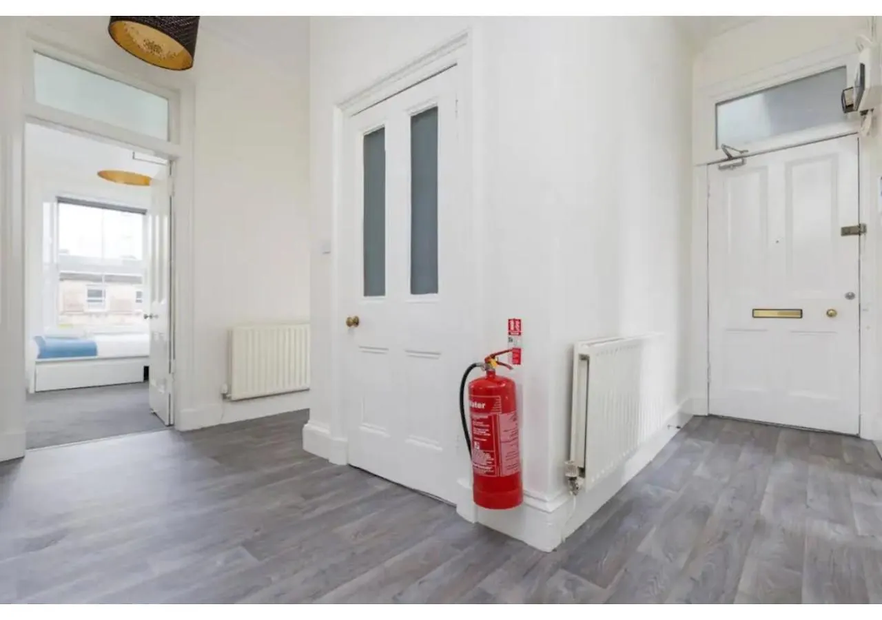 Joivy Spacious 3-Bed Flat With Castle Views Apartment Edinburgh