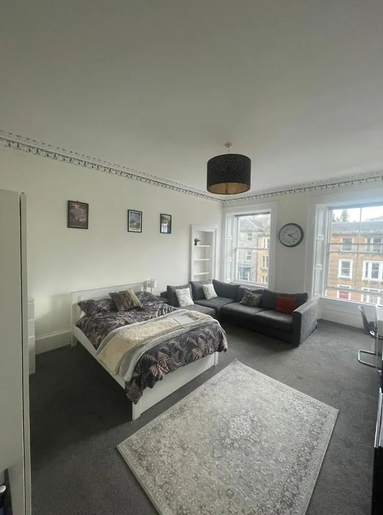 Joivy Spacious 3-Bed Flat With Castle Views Apartment Edinburgh