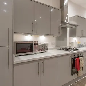 Apartment Haymarket Spacious 3 Bedroom Street Level, Edinburgh