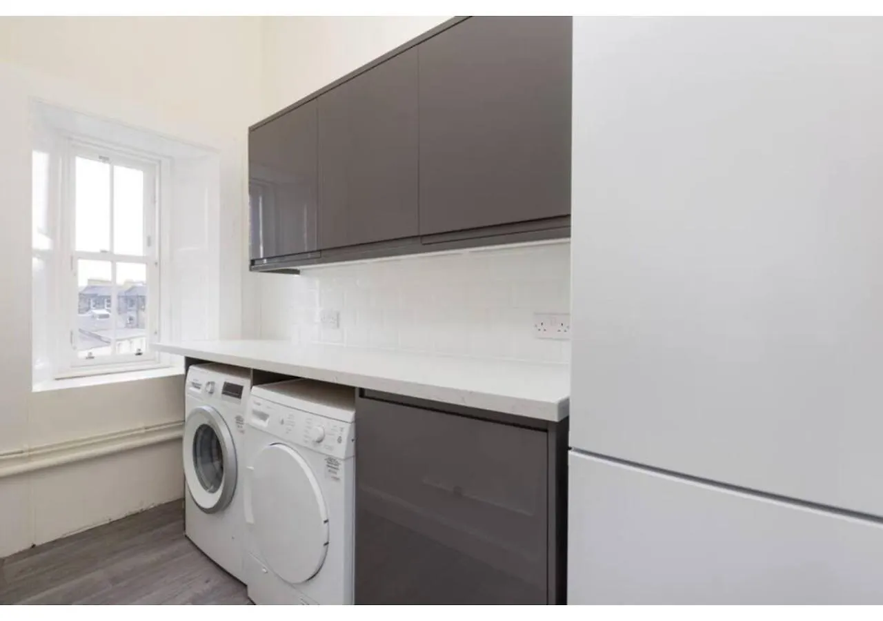 Joivy Spacious 3-Bed Flat With Castle Views Apartment Edinburgh
